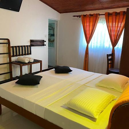 Beach Walk Hotel Unawatuna Exterior photo